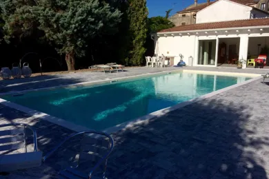 Rivestimenti, bordi, pavimenti in marmo per piscine e solarium
